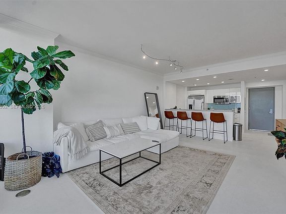 2nd image of 601 NE 36th St APT 811