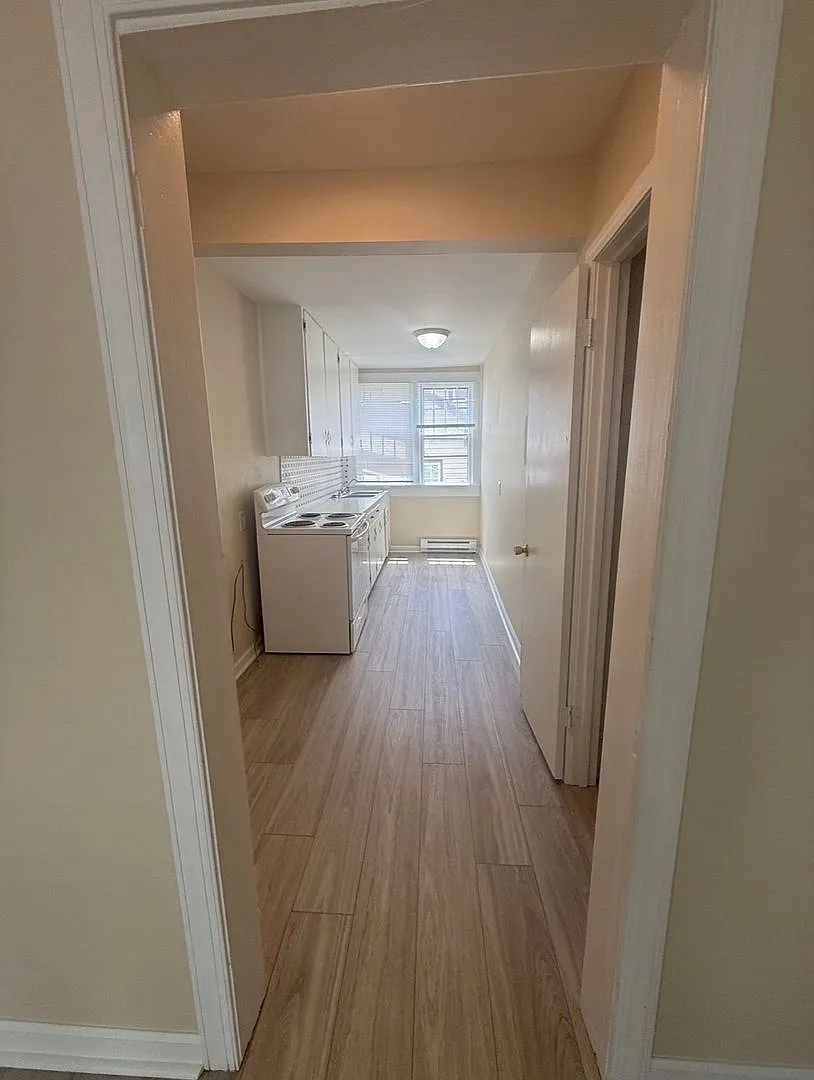 1429 W. Fourth St. - 3 Unit — Photo 3