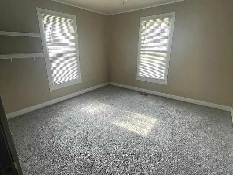300 Raven St — Photo 3