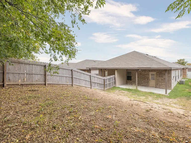 1066 Carolyn Cv — Photo 15