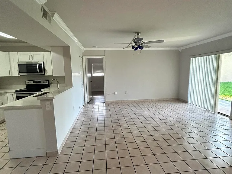 450 Palm Cir W #103 — Photo 10