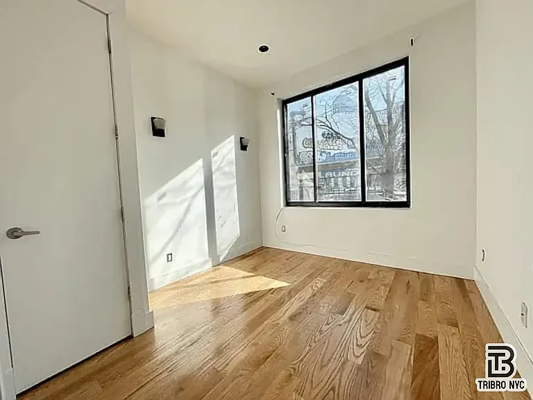 277 Menahan St #3A — Photo 1