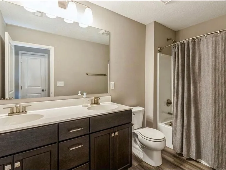 12 SE Booth Ave — Photo 6
