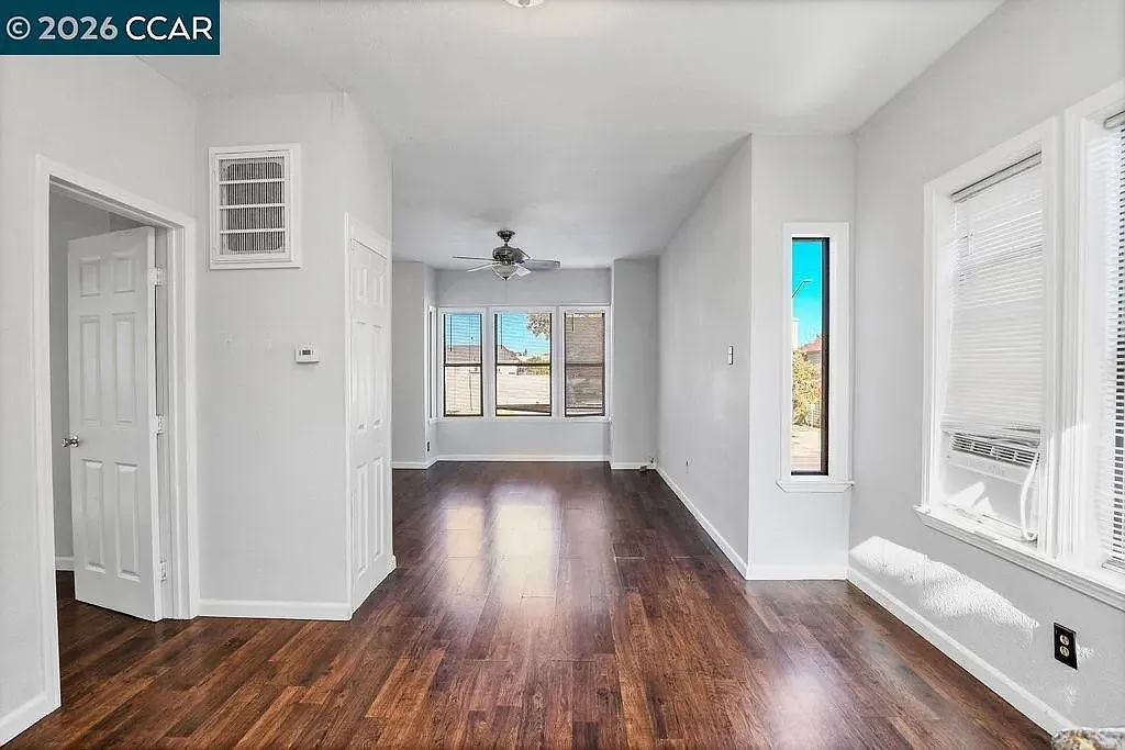 3 bed, 915 sqft, $2,025 — Photo 3