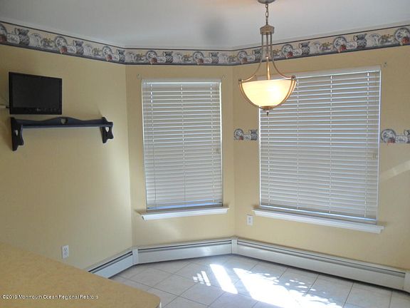 5th image of 16 Pine Hollow Ln