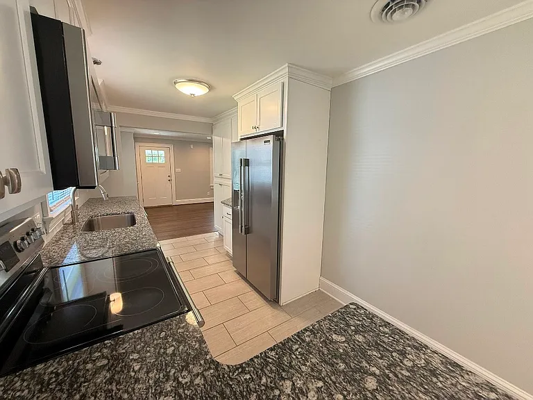 2403 E 4th St — Photo 12