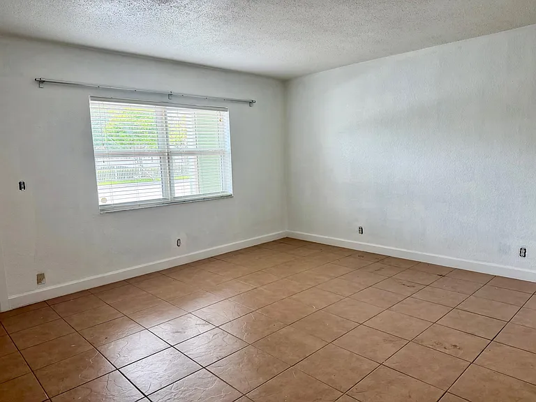 2607 NE 8th Ave #3 — Photo 8