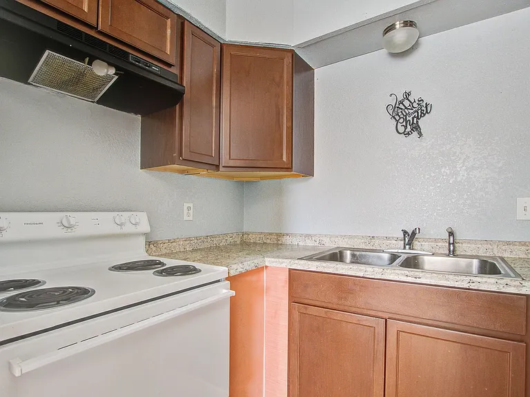 Palmetto Place Apartments — Photo 11