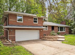 1686 Skillman Ave W, Roseville, MN 55113
