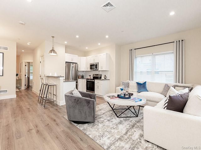 1st image of 205 Romar Ct W