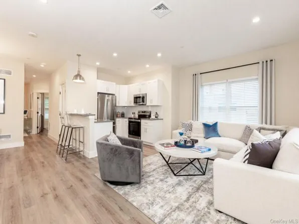 209 Romar Ct W, West Babylon, NY 11704