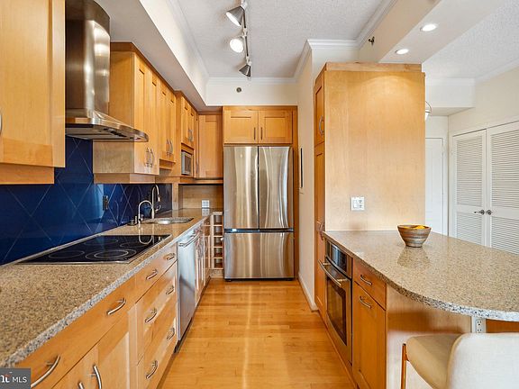 5th image of 1211 S Eads St APT 1606