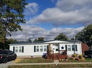 209 E Washington St, Flora, IL 62839