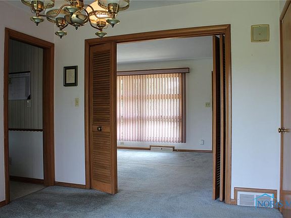 3rd image of 610 Valley Dr