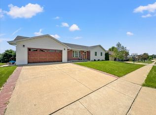 610 Crown Line Dr, Epworth, IA 52045