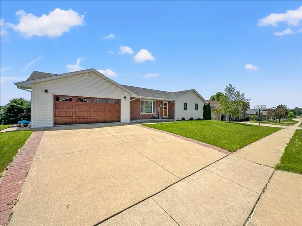 610 Crown Line Dr, Epworth, IA 52045