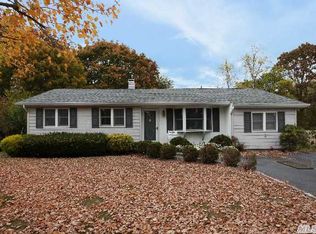 191 Matthews Rd, Oakdale, NY 11769