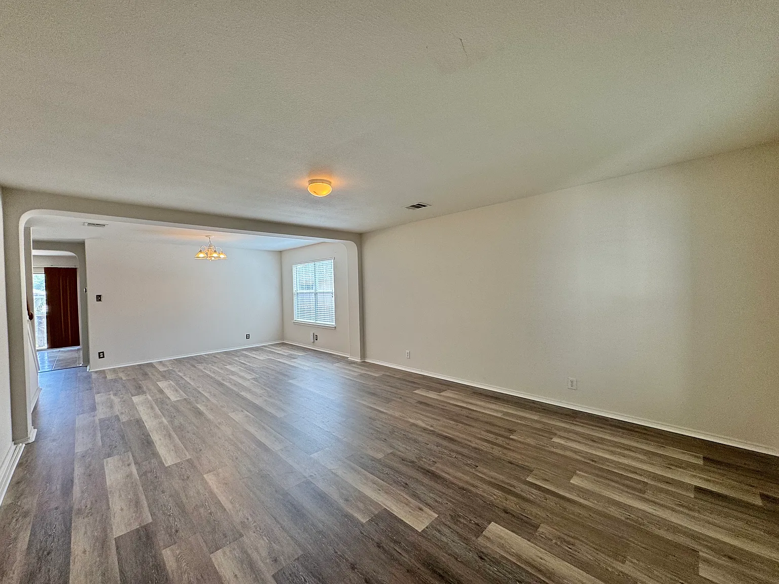 4 bed, 2500 sqft, $2,099 — Photo 3