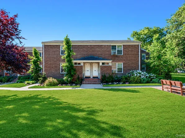 75 Edwards Street #1C, Roslyn Heights, NY 11577