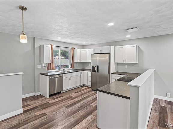5th image of 1021 Forest Ave
