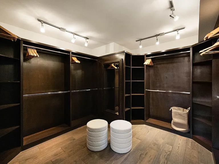 Organize your wardrobe with ease and enjoy the convenience of abundant space.