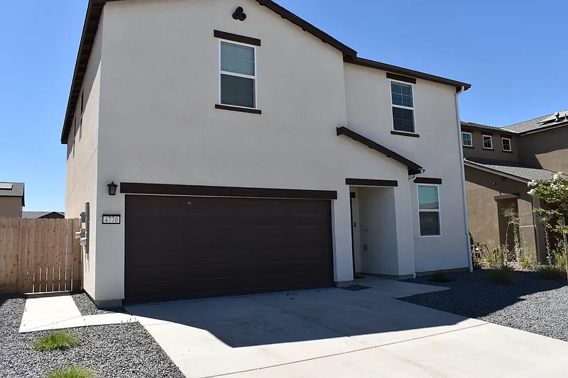 5 bed, 3.0 bath, 2287 sqft, $2,600 — Photo 2