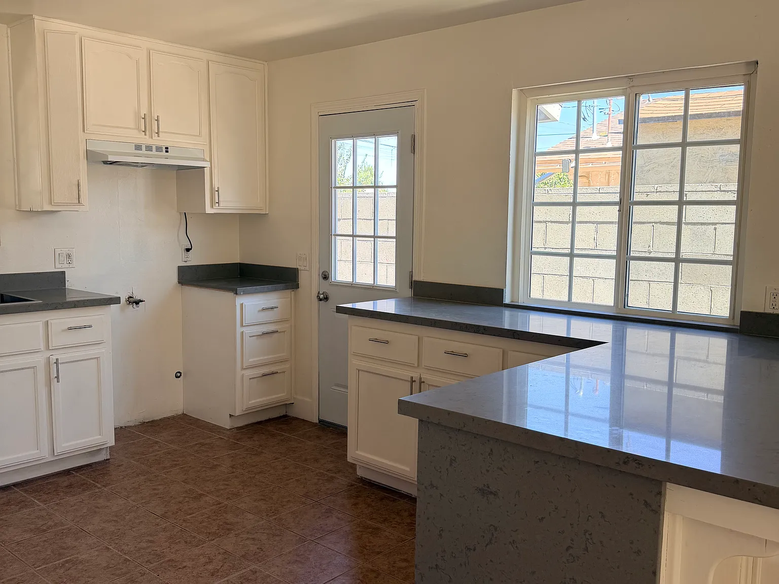 3 bed, 1120 sqft, $1,925 — Photo 3