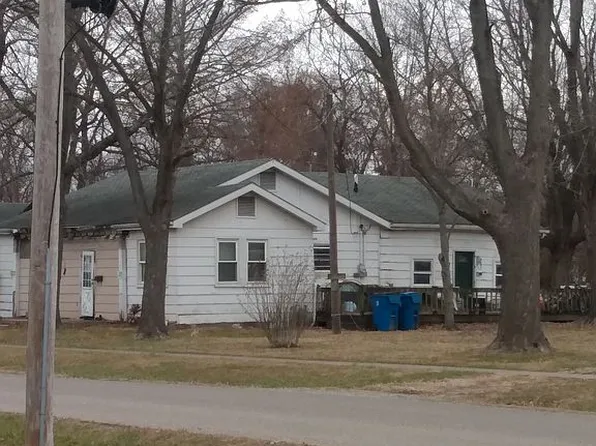 820 W 3rd St, Flora, IL 62839