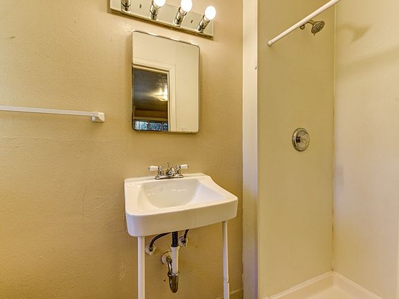 2705 Colorado Ave Bathroom