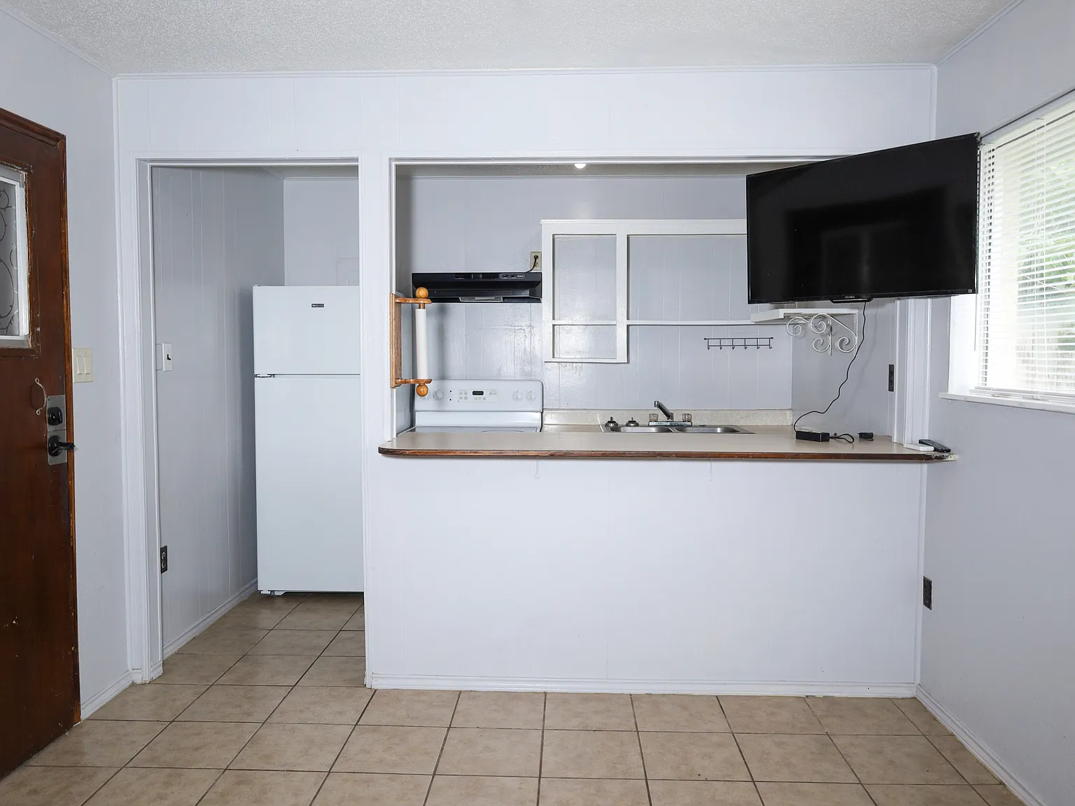 1201 Wisteria Ave — Photo 3