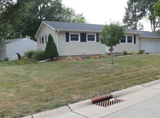 3402 Oakwood Dr, Bettendorf, IA 52722