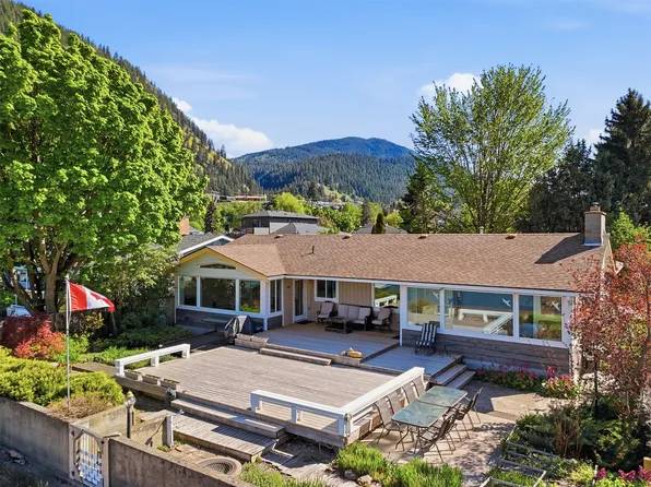 327 Lakeshore Dr, Chase, BC V0E 1M0