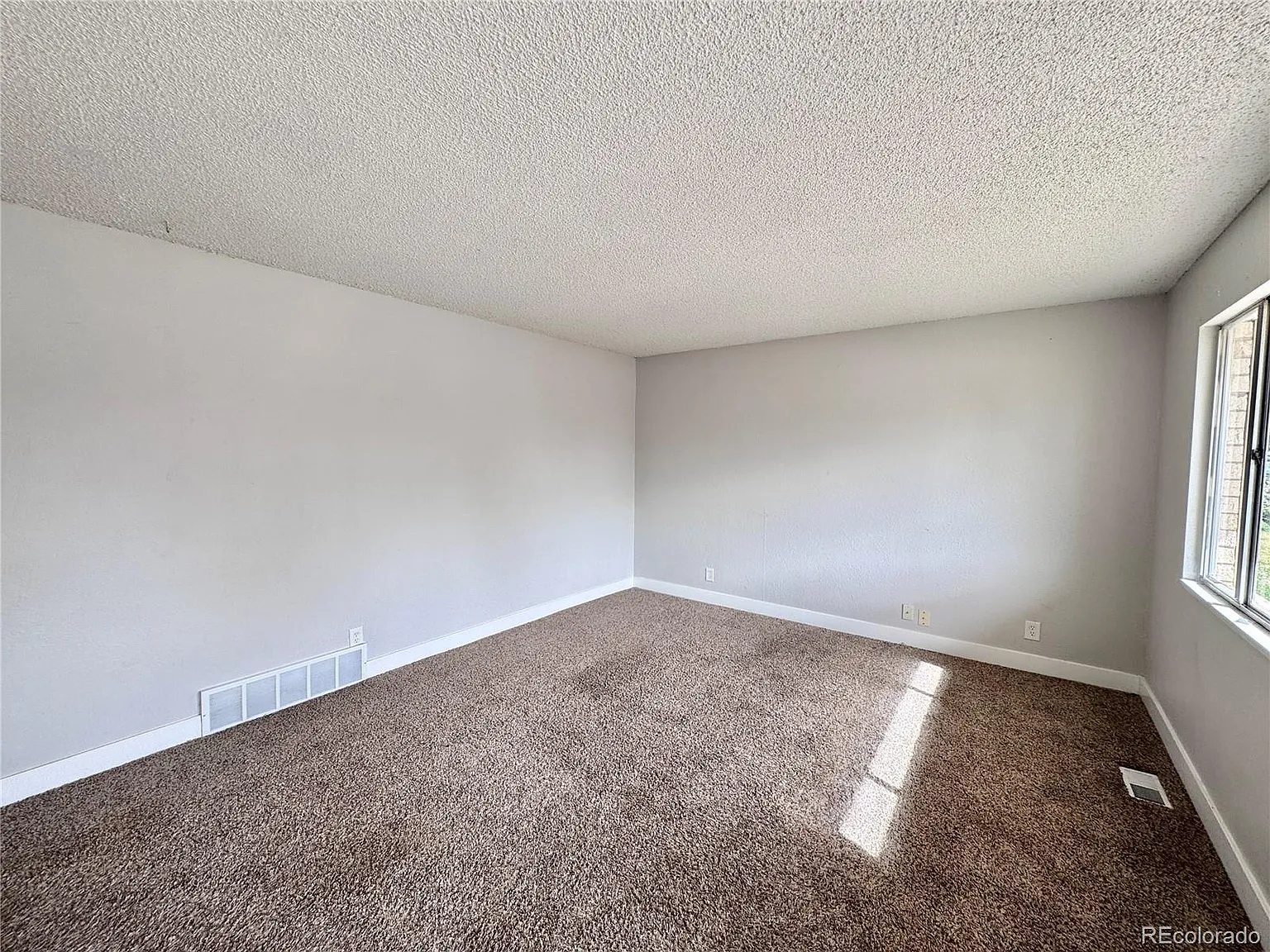 6 bed, 2.0 bath, 2000 sqft, $2,371 — Photo 3