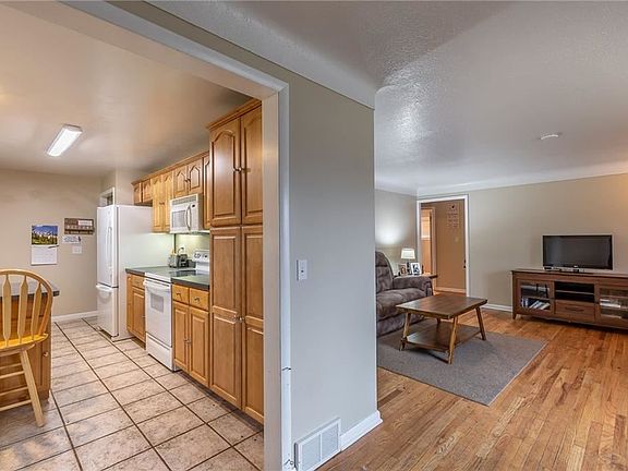 4th image of 2440 Stanford Dr