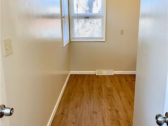 5th image of 301 S Clark St