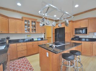 W185N8424 Seneca Dr, Menomonee Falls, WI