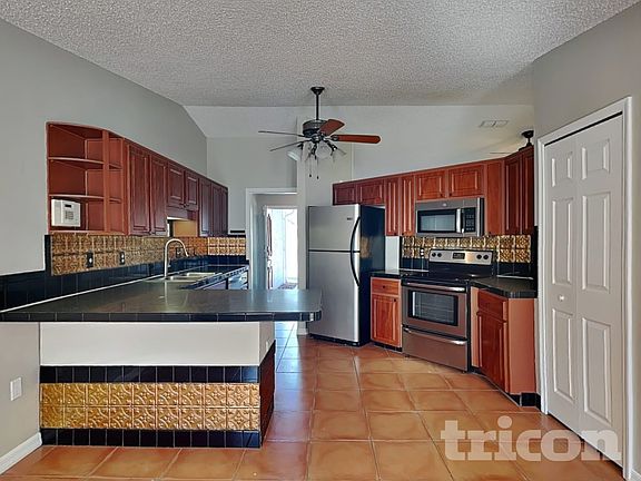 5th image of 1374 Godfrey Ave
