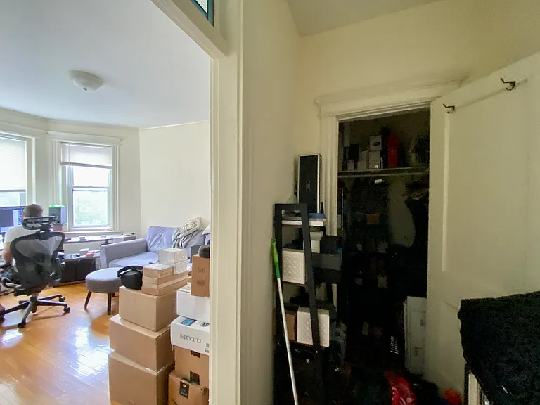 100 Queensberry St #17 — Photo 2