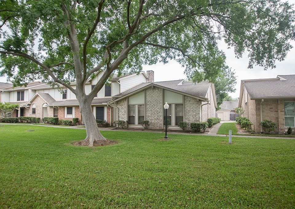 1st image of 18 Pinehurst Ln