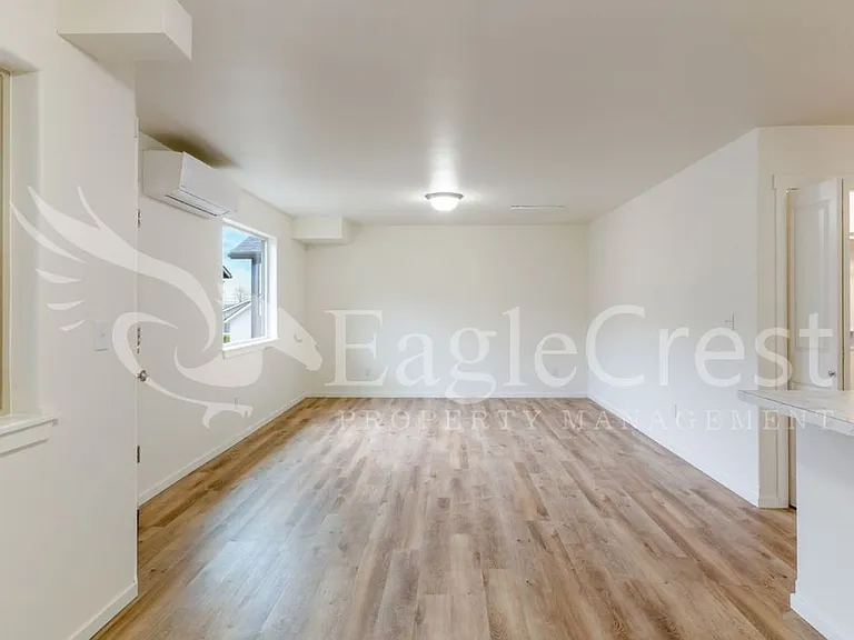 942 NE Spitzenburg St — Photo 28