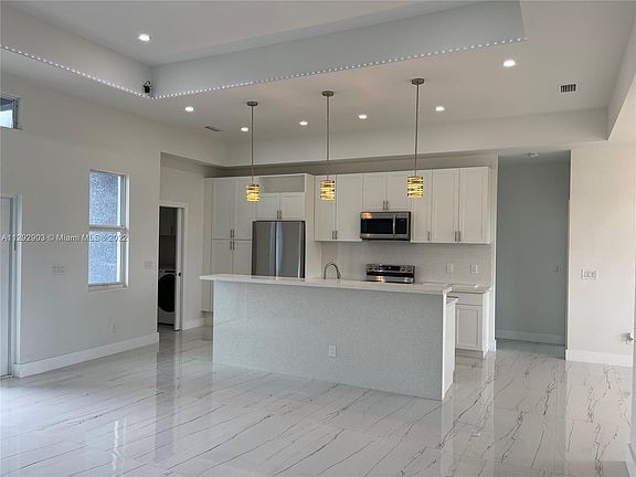 4th image of 1401 NE 13th Avenue Cpe