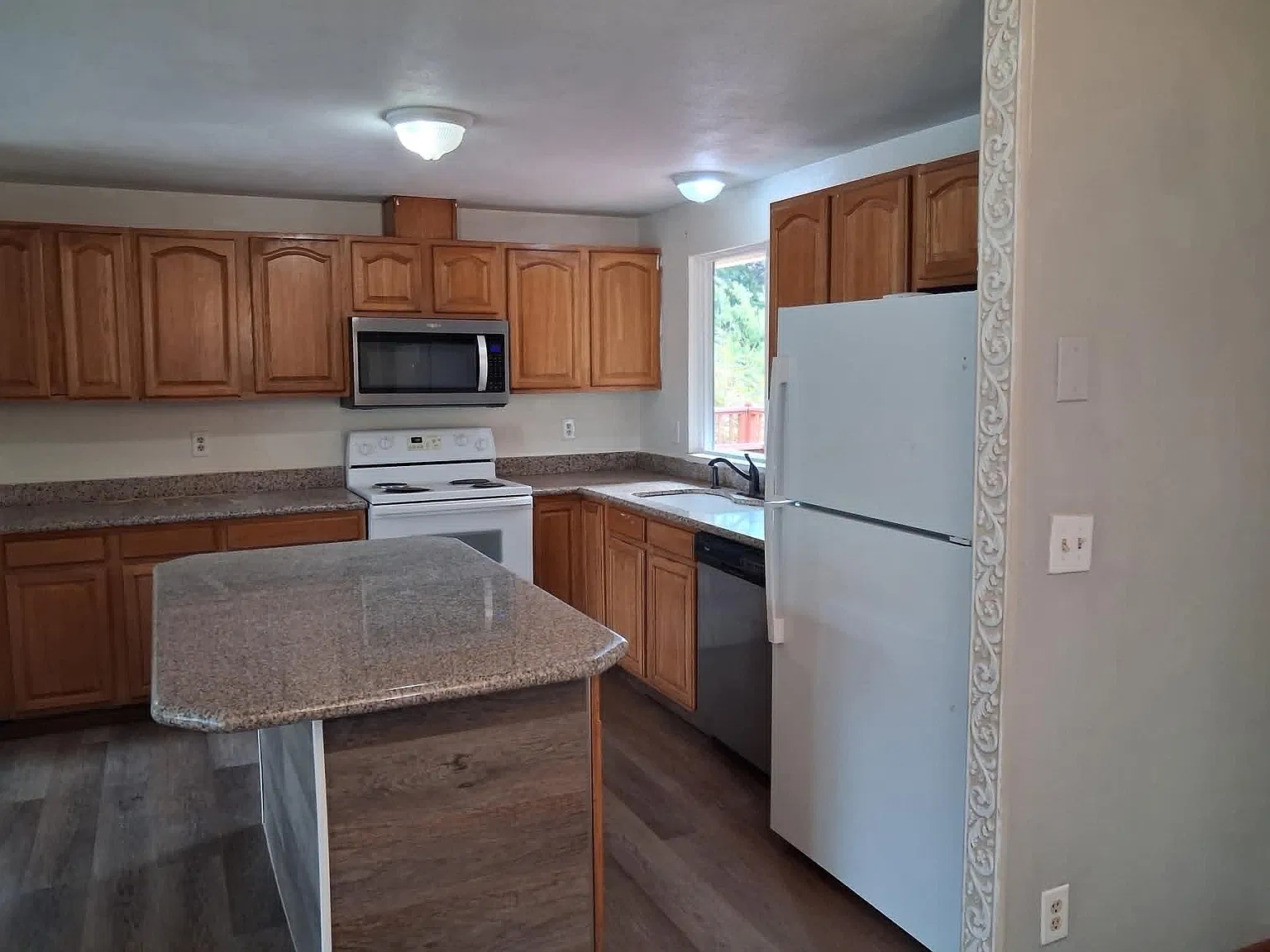 5 bed, 2240 sqft, $3,900 — Photo 4