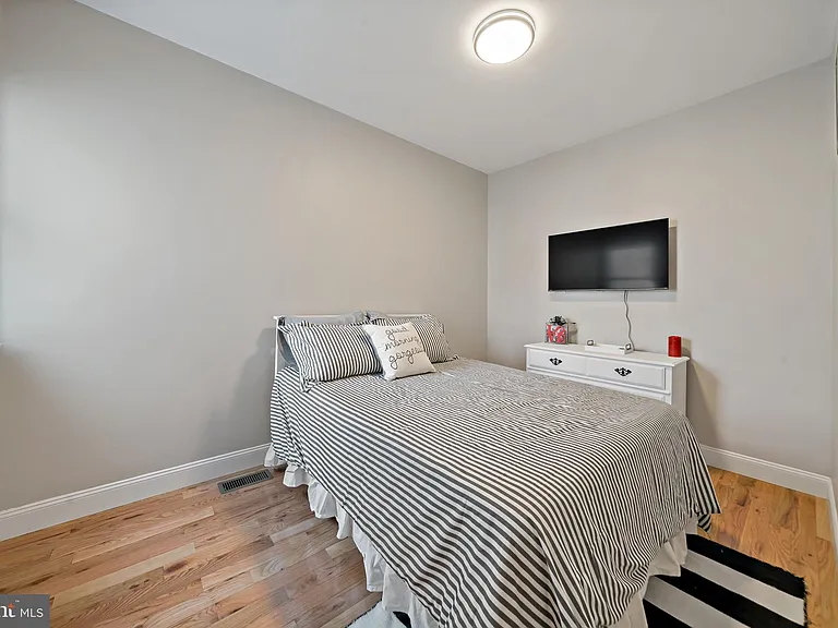 2126 S Iseminger St — Photo 18