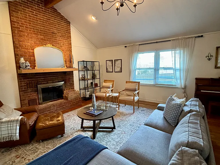 201 W Walnut St — Photo 1