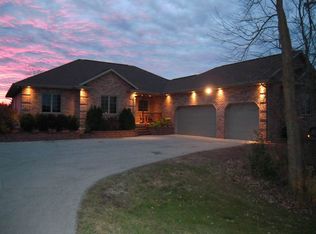 979 Creek Ct, Ltl Suamico, WI 54141