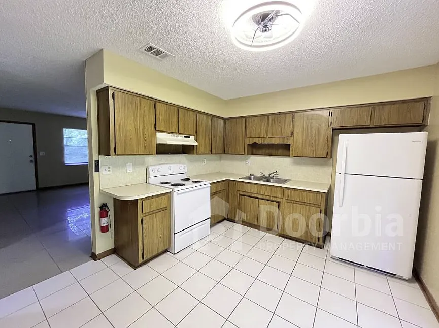 Single-Story 2 Bedroom, 1 Bathroom Duplex — Photo 4