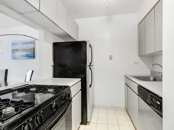 400 East 70th Street image 6 of 16