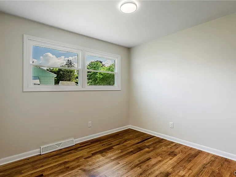 222 Wilber St — Photo 34