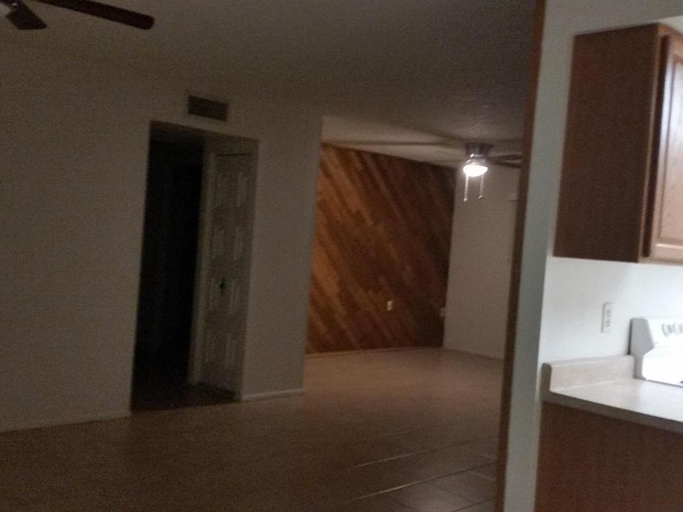 2nd image of 511 E Lodge Dr