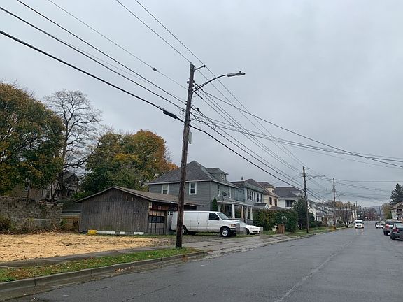 4th image of 35 Burbank Ave